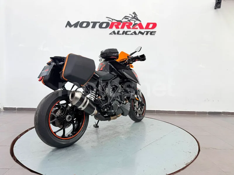 KTM 1290 Super Duke R - Vista 3