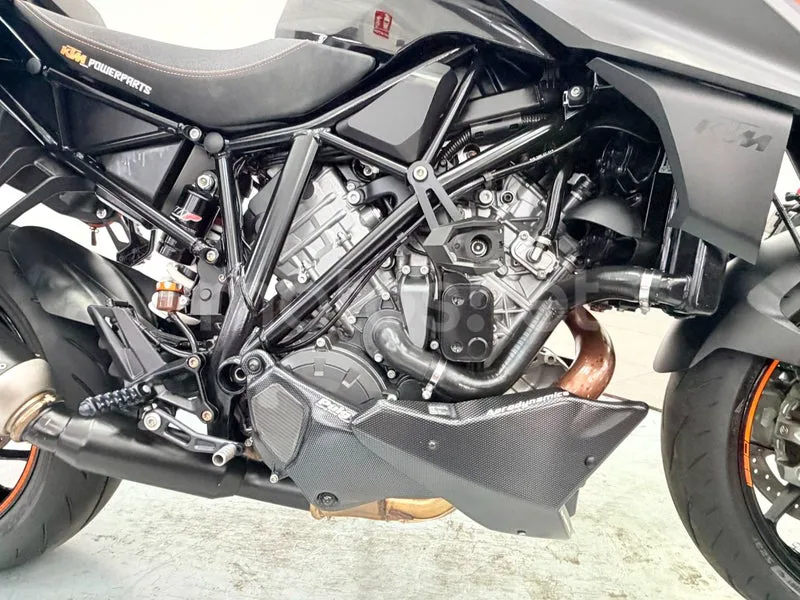 KTM 1290 Super Duke R - Vista 10
