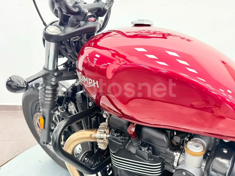 Triumph Bonneville Bobber - Vista 12