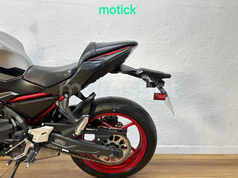 Kawasaki Z650 - Vista 8