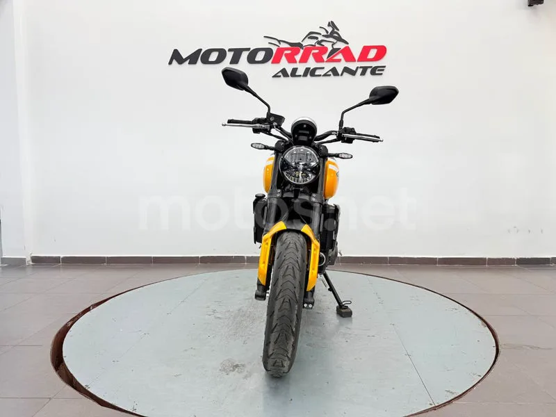 Triumph Trident 660 - Vista 7