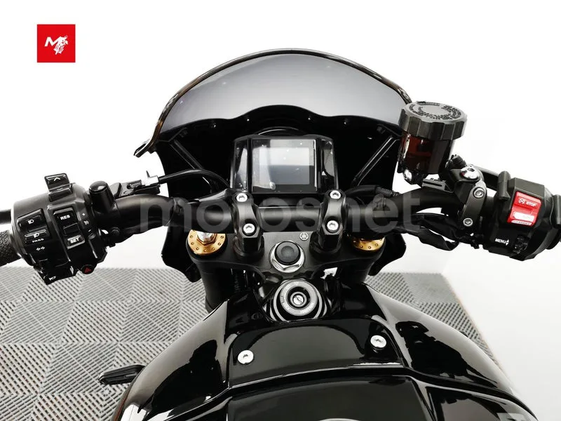 Yamaha XSR900 - Vista 24