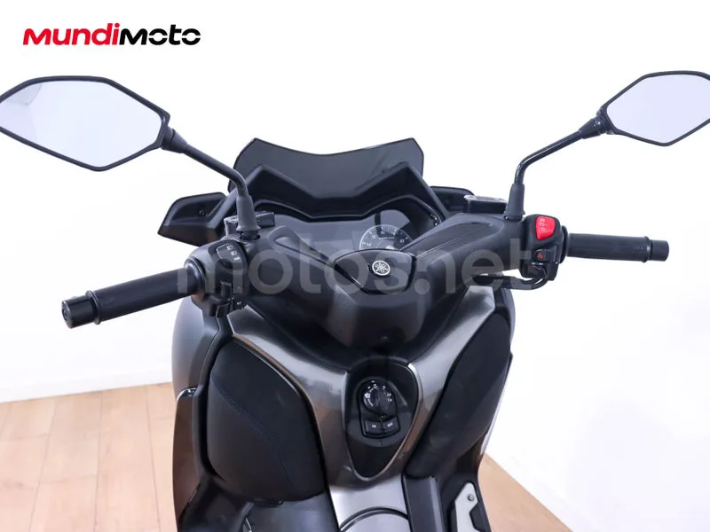 Yamaha TMAX - Vista 11
