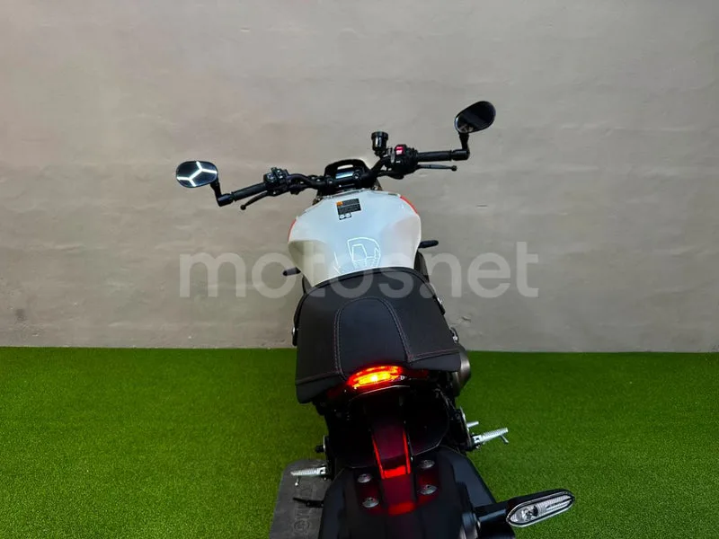 Yamaha XSR900 - Vista 12