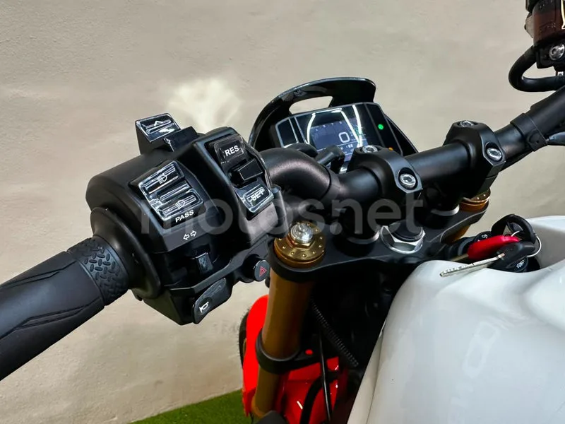 Yamaha XSR900 - Vista 8
