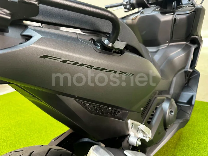 Honda Forza 750 - Vista 10