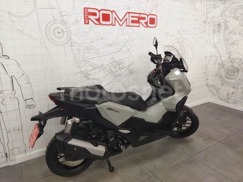 Honda ADV350 - Vista 4