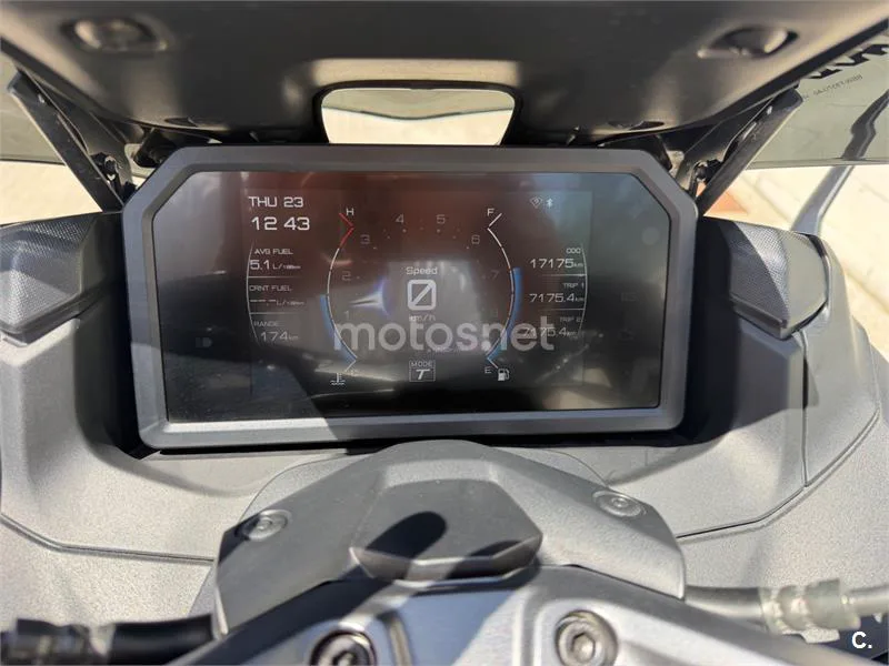 Yamaha TMAX - Vista 7