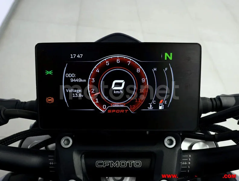 CFMOTO 300NK - Vista 6