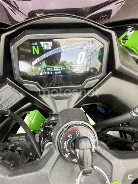 Kawasaki Ninja ZX-4RR - Vista 17