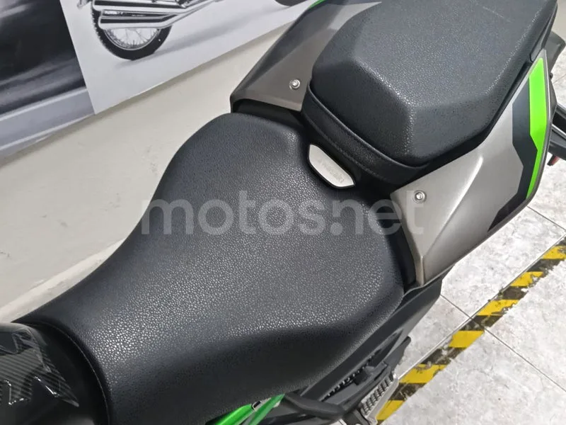 Kawasaki Z900 - Vista 8