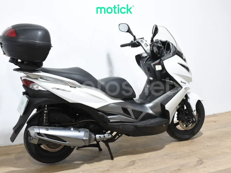 Kawasaki J300 - Vista 10