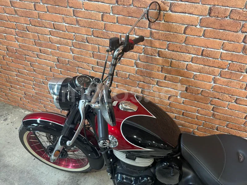 Royal Enfield Classic 350 - Vista 11