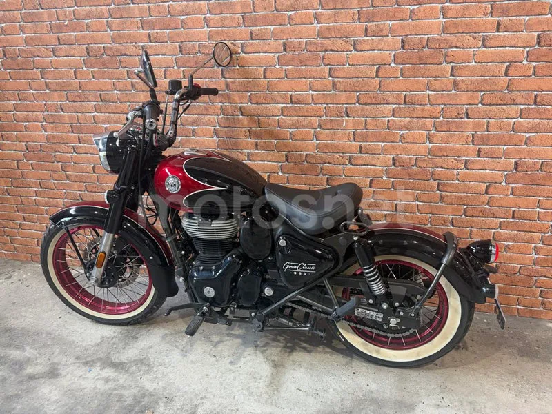 Royal Enfield Classic 350 - Vista 13