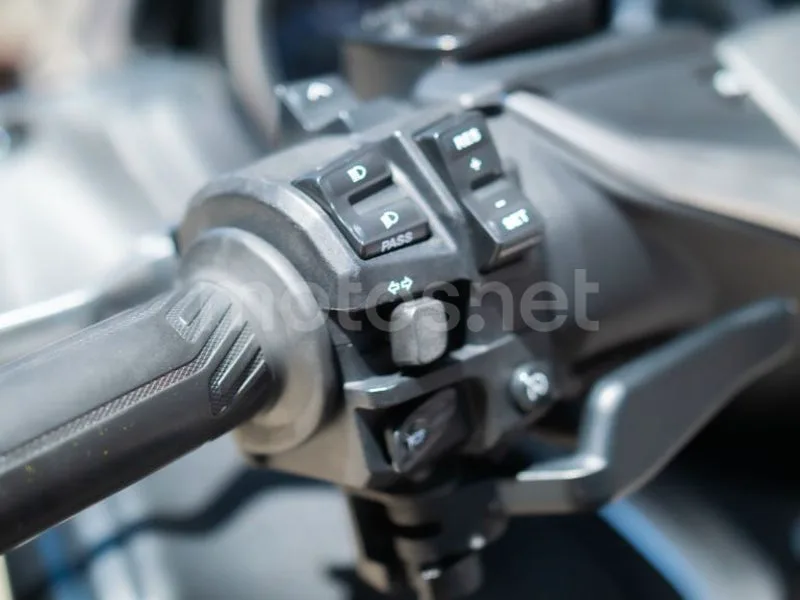 Yamaha TMAX - Vista 18