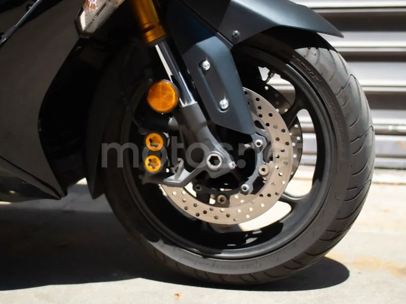 Yamaha TMAX - Vista 4