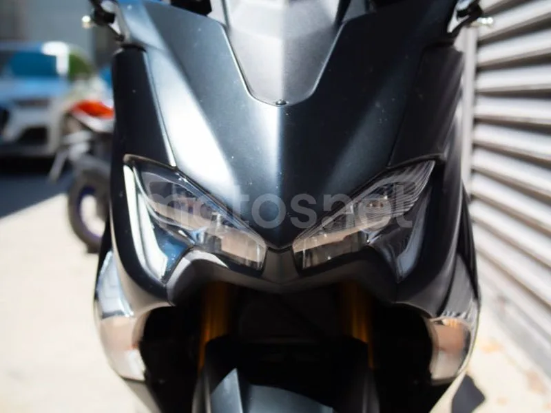 Yamaha TMAX - Vista 8
