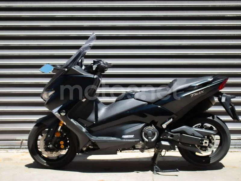 Yamaha TMAX - Vista 9