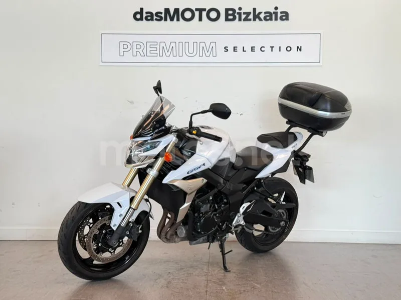 Suzuki GSR750 - Vista 11