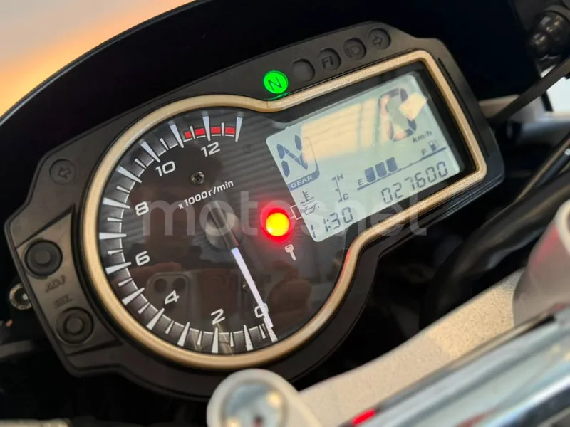 Suzuki GSR750 - Vista 5