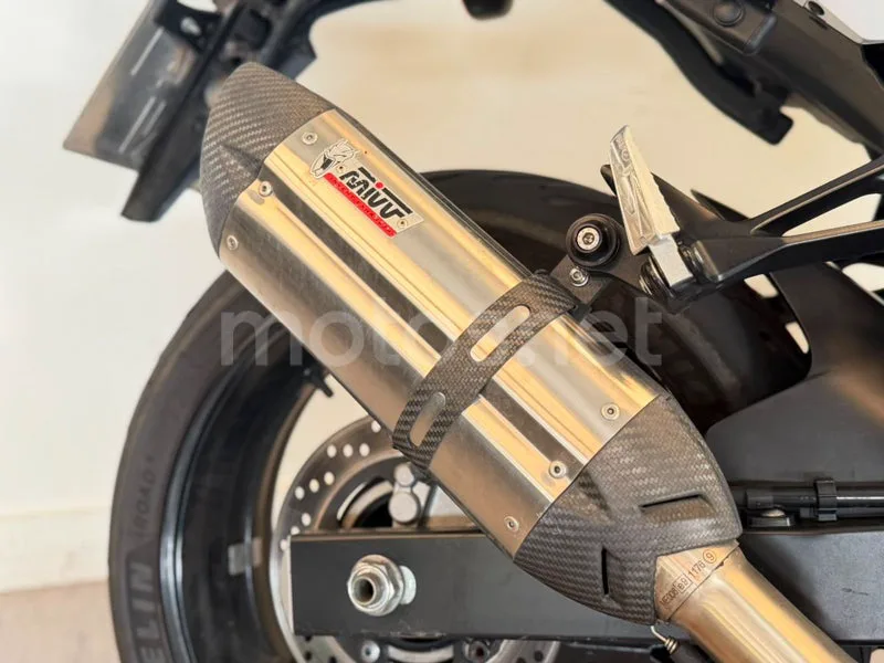 Suzuki GSR750 - Vista 8