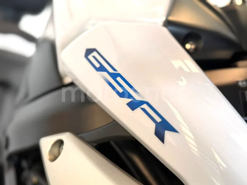 Suzuki GSR750 - Vista 9