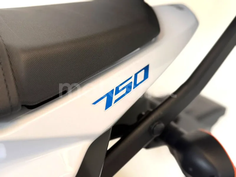 Suzuki GSR750 - Vista 10