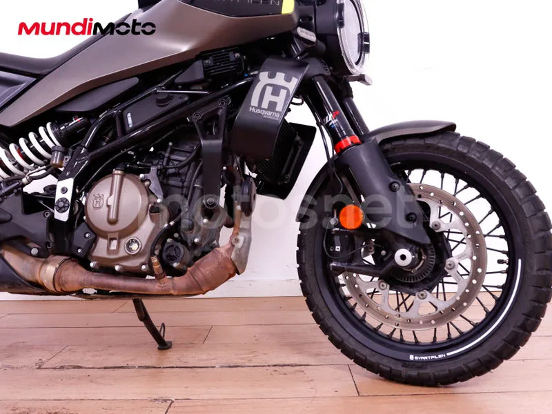 Husqvarna Svartpilen 401 - Vista 42