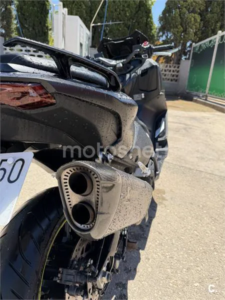 Yamaha TMAX - Vista 4