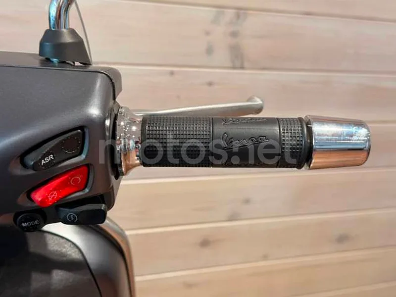Vespa GTS 300 - Vista 14