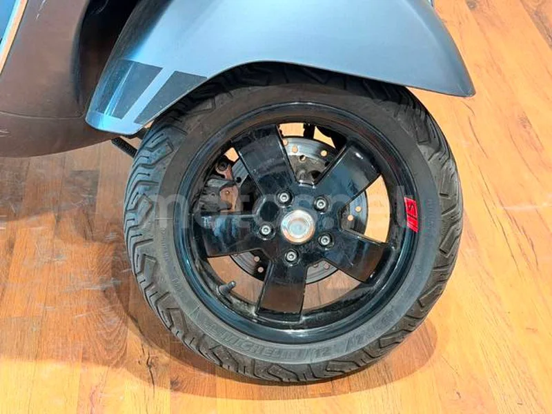 Vespa GTS 300 - Vista 9