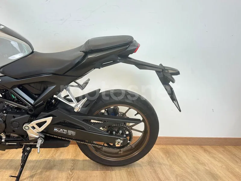 Honda CB125R - Vista 3