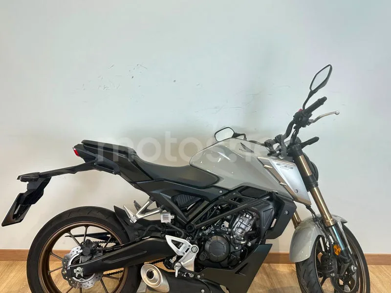 Honda CB125R - Vista 4