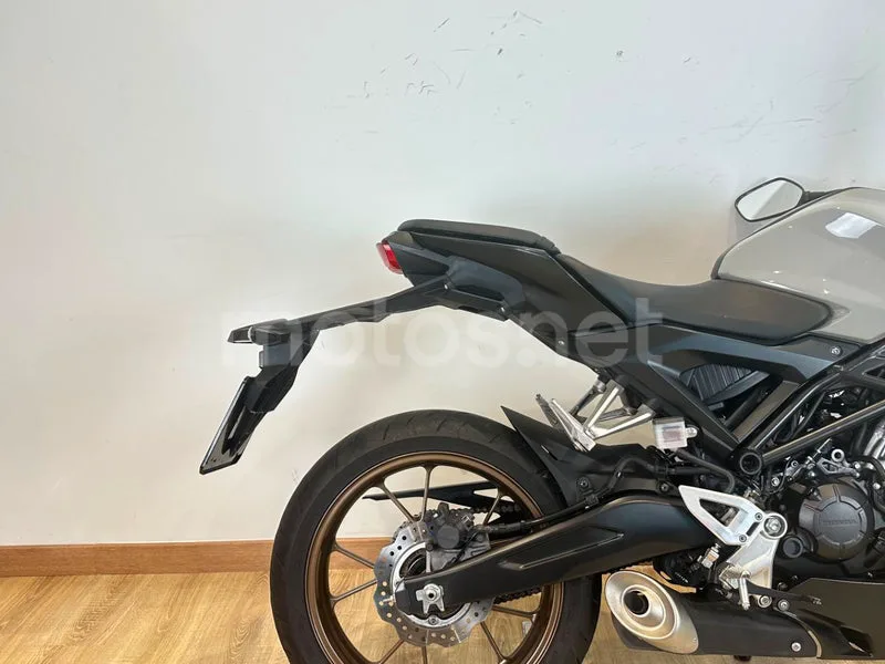 Honda CB125R - Vista 5