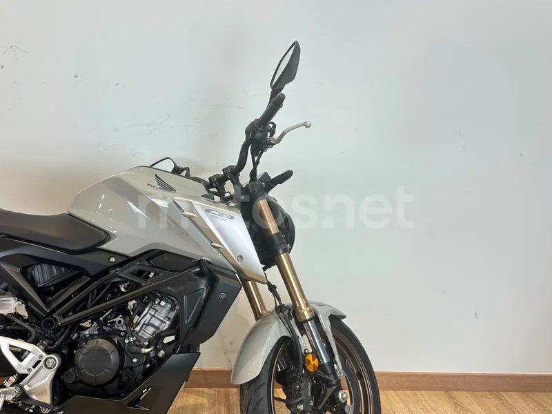 Honda CB125R - Vista 6