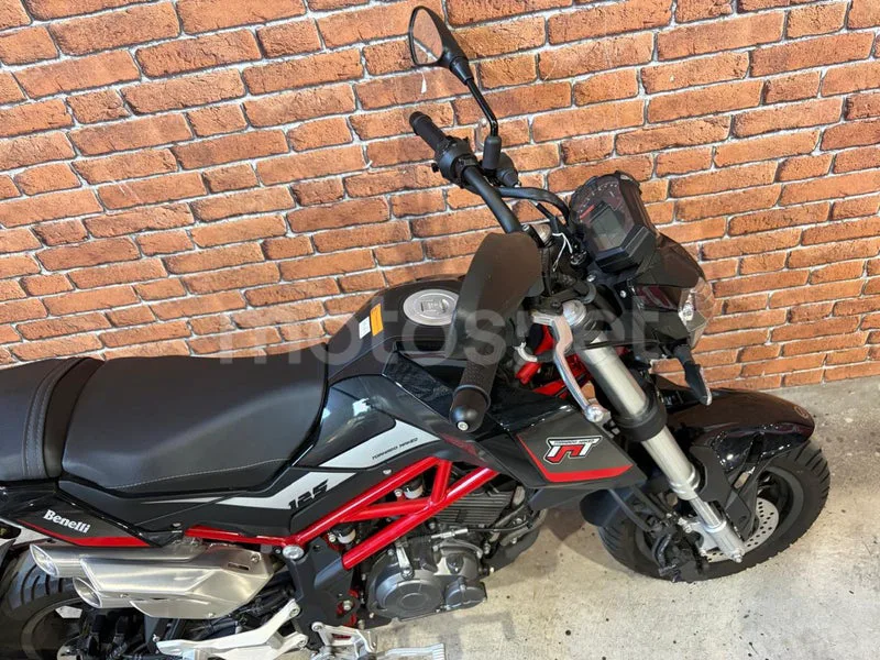 Benelli TNT 125 - Vista 8