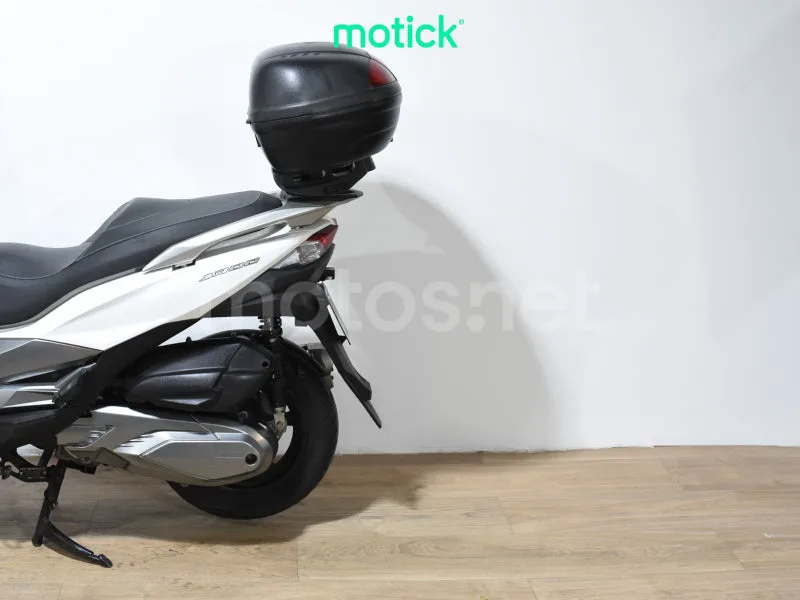 Kawasaki J300 - Vista 4