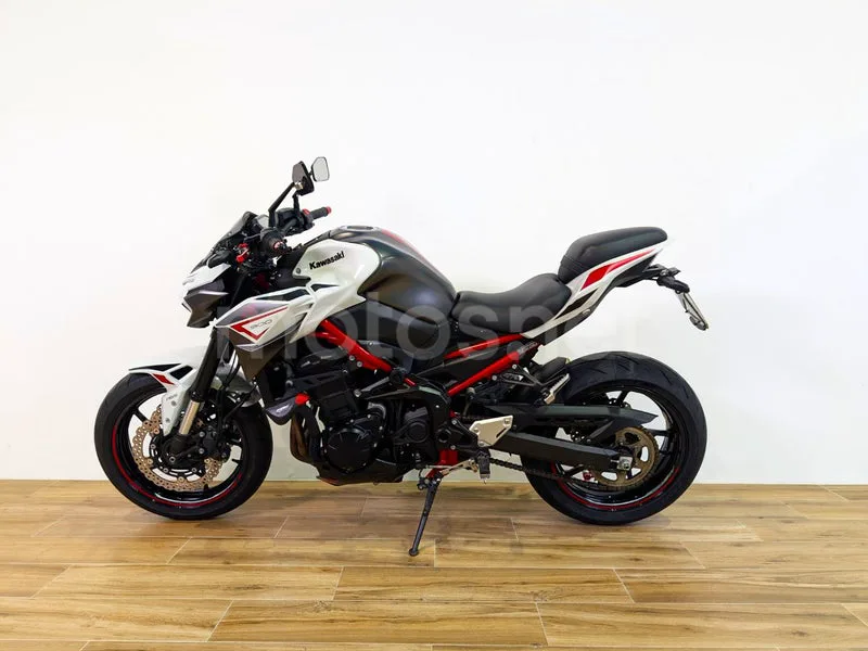 Kawasaki Z900 - Vista 5