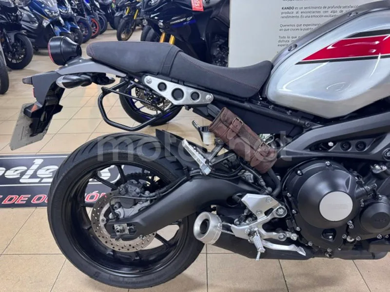 Yamaha XSR900 - Vista 8