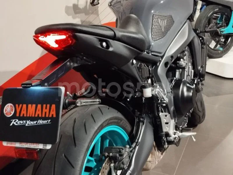 Yamaha MT-09 - Vista 16