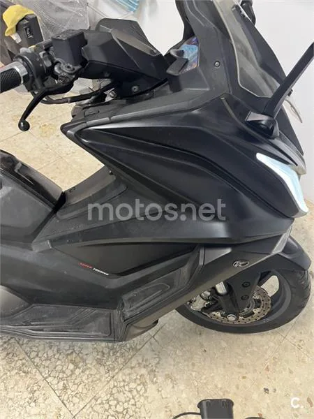 Kymco AK 550 - Vista 3