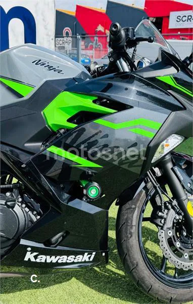 Kawasaki Ninja 400 - Vista 3