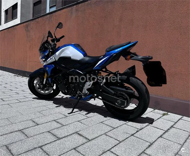 Suzuki GSR750 - Vista 4