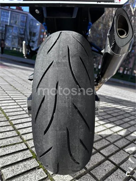 Suzuki GSR750 - Vista 5