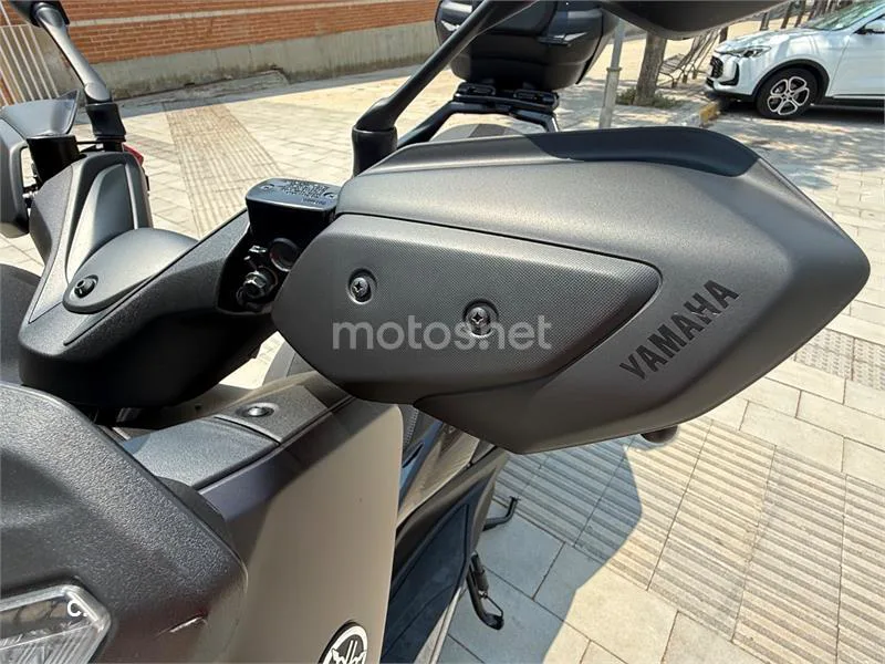 Yamaha XMAX 300 - Vista 3