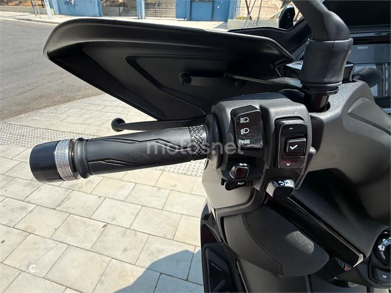 Yamaha XMAX 300 - Vista 4