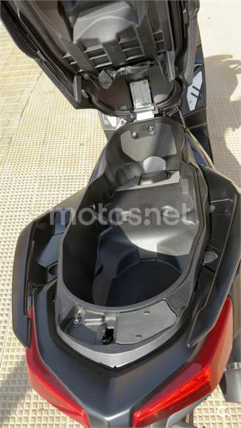Yamaha XMAX 300 - Vista 6