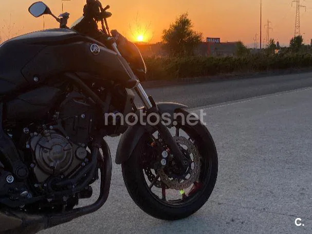 Yamaha MT-07 - Vista 8