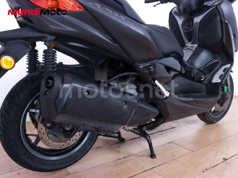 Yamaha TMAX - Vista 4