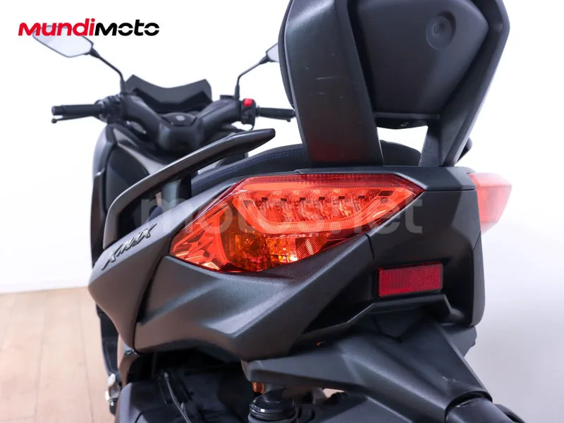Yamaha TMAX - Vista 9